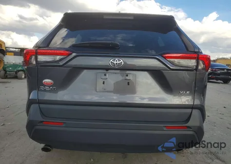 2021 Toyota Rav4 Xle z USA, uszkodzony, nr VIN 2T3W1RFV3MC165106